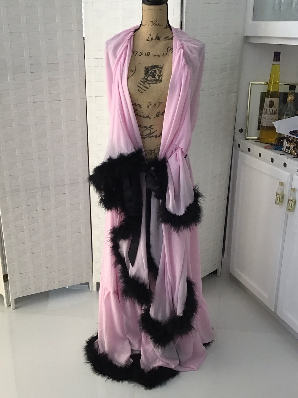 Luxury Pink Feather-Trim Robe with Black Accents. NWOT. #677